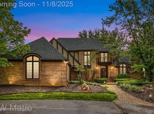 2863 Meadowood Ln, Bloomfield Hills, MI 48302