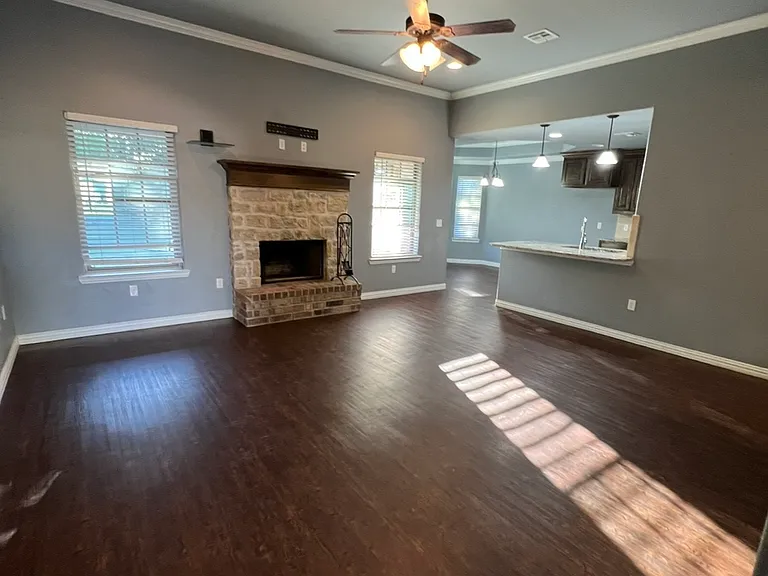 148 Glenbrook Dr — Photo 2