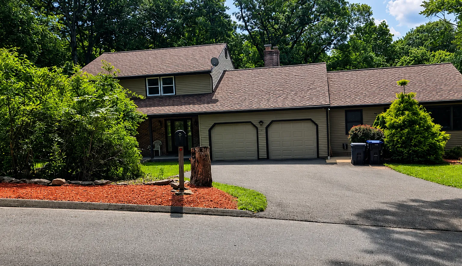 4 Bd 3.5 Bath Oxford Colonial W/ 2 Car Gar. And Additional 1 Bd Inlaw Apt — Photo 1