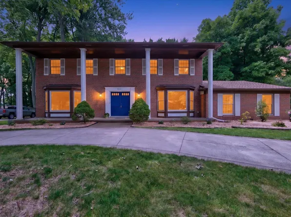 8441 Sarah Ln, Grosse Ile, MI 48138