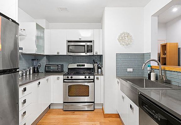 3rd image of 318 Knickerbocker Ave APT 3B