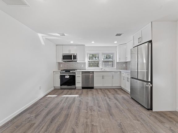 5th image of 41 Hoffman St Floor 2