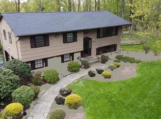 9 Thorn Pl, Chestnut Ridge, NY 10977