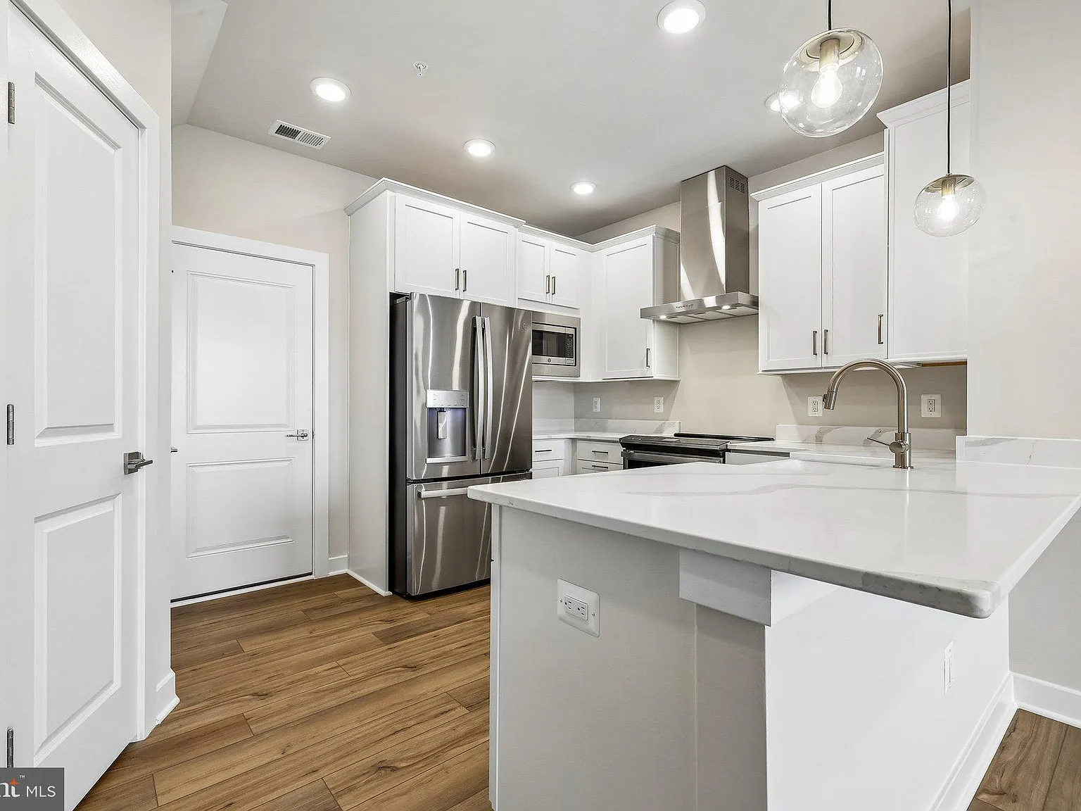 3 bed, 2.5 bath, 1639 sqft, $3,350 — Photo 3
