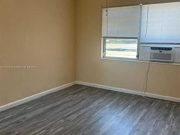 4th image of 211 SE 9th Ct #2