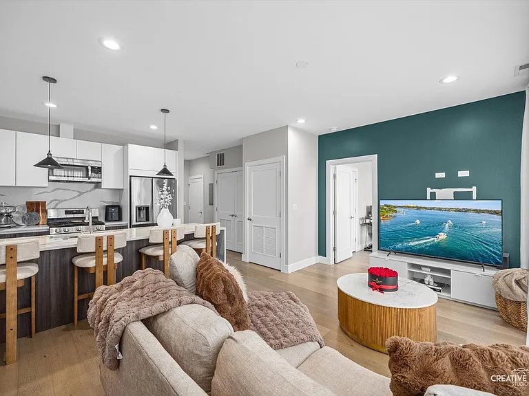 2342 W Adams St #202 — Photo 9