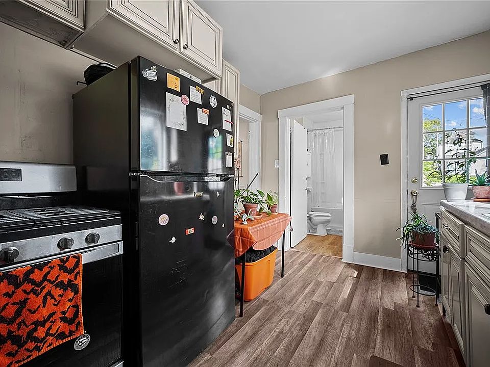 Kitchen (Gas stove, fridge)