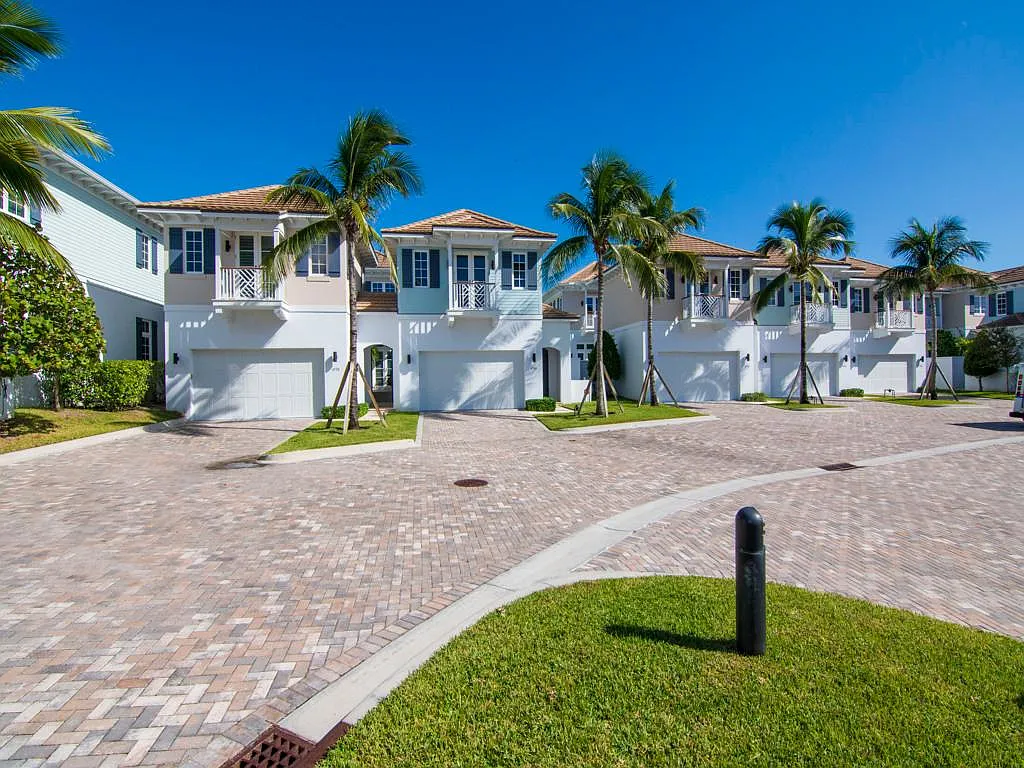 4 bed, 4.5 bath, 3297 sqft, $30,000 — Photo 2