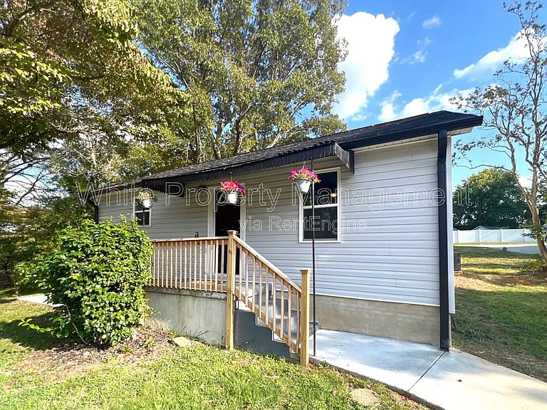 706 Hillside St — Photo 1
