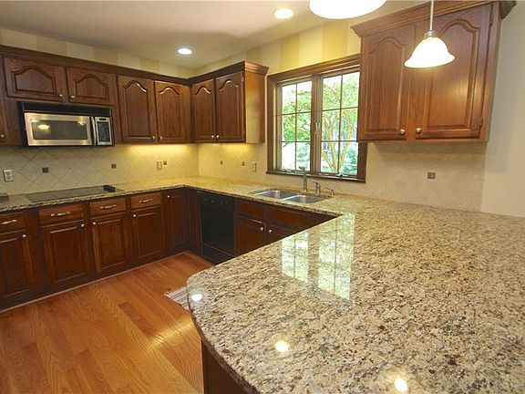 4th image of 16 Park Forest Dr
