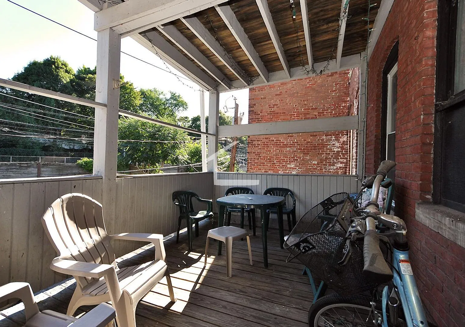 Giant 4 Bed 2 Bath with Parking for Rent — Photo 4
