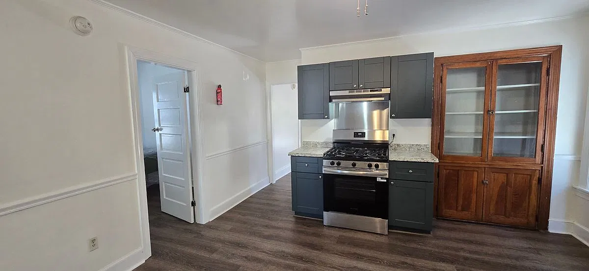 3 bed, 1.0 bath, 1300 sqft, $2,500 — Photo 4