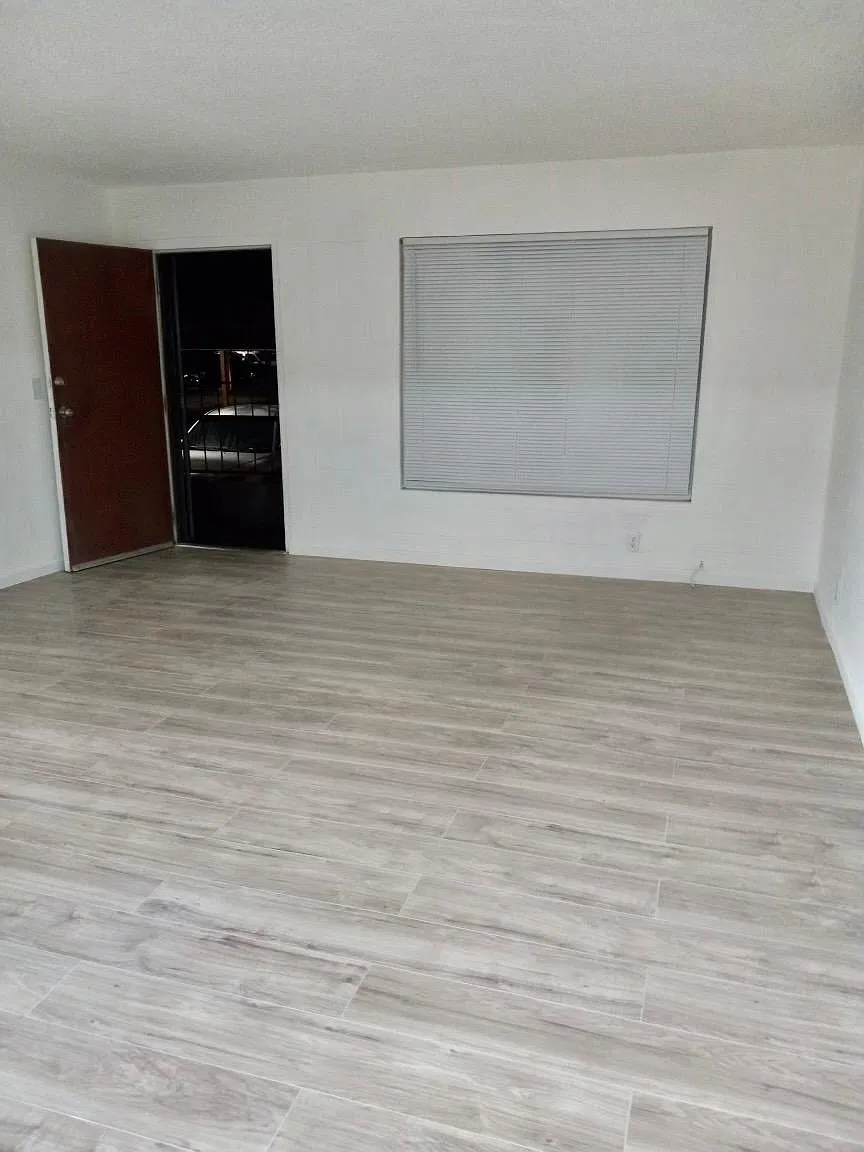 625 S Royal Crest Cir — Photo 3