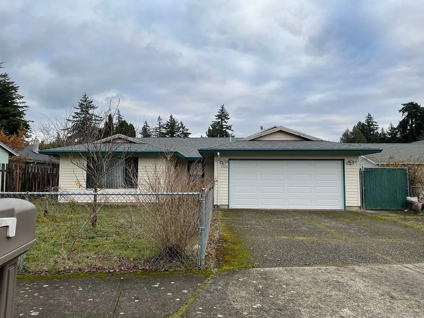Spacious 3 bedroom + 2 bathroom home with very large yard!! Covered patio and garage!! — Photo 1