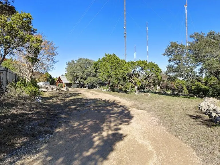 1612 The High Rd — Photo 2