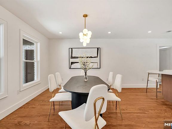 3rd image of 368 Knickerbocker Rd