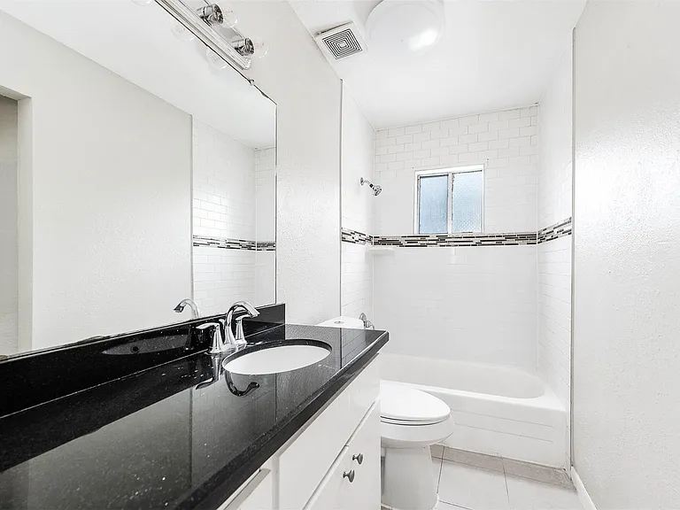 1711 Fourcade St #5 — Photo 6