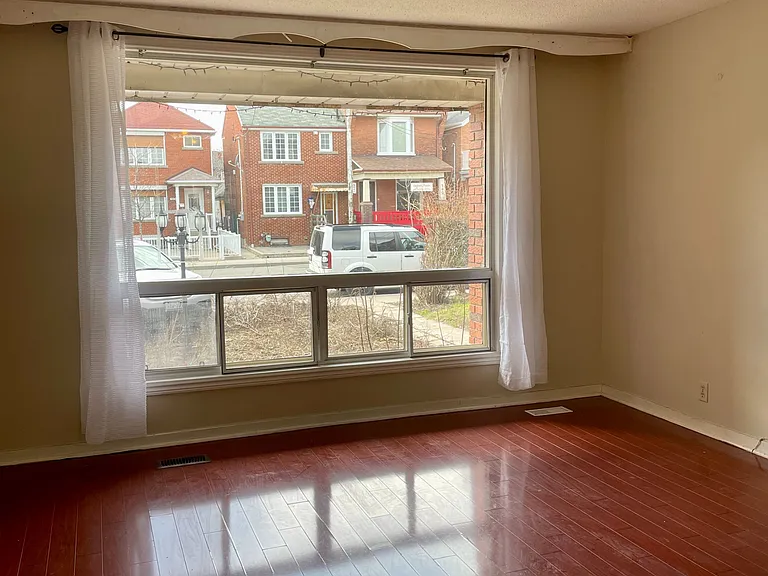 693 Ossington Ave — Photo 4