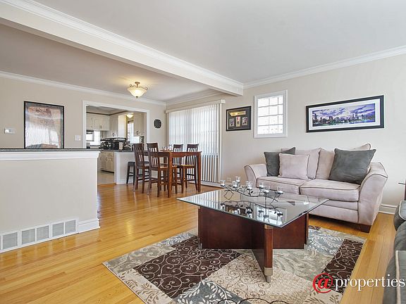 Living Room / Dining