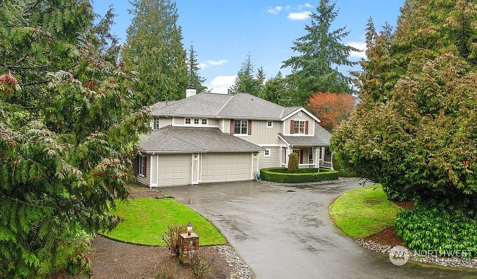 Located in the highly desirable community of Lake of the Woods in Woodinville, this 4650* sq ft home features 2 stories and a finished daylight, walk-out basement.>