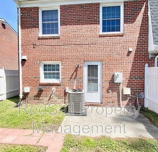 376 Susan Constant Dr — Photo 2