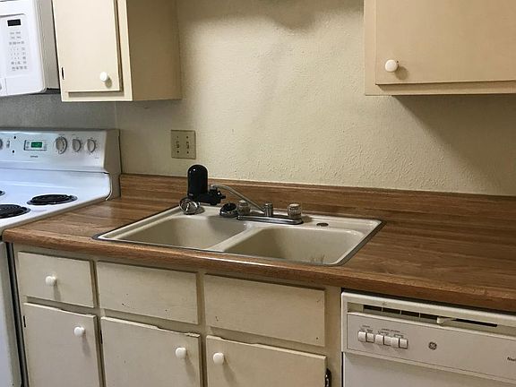 5th image of 204 Oak Trail Dr APT A