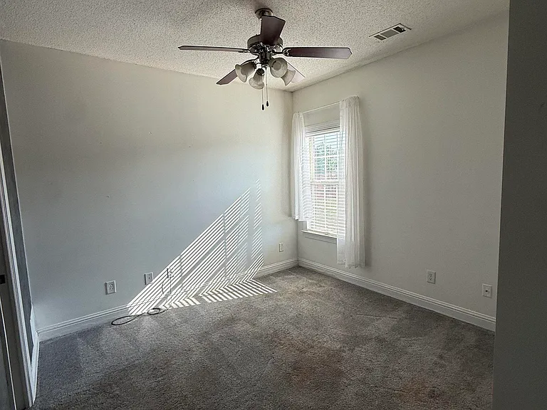 136 Roseine Dr — Photo 15
