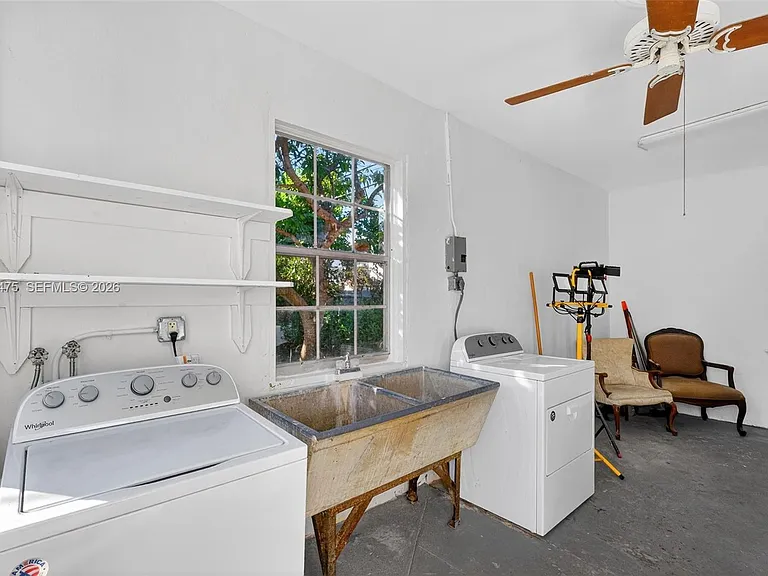 1305 Alhambra Cir — Photo 49