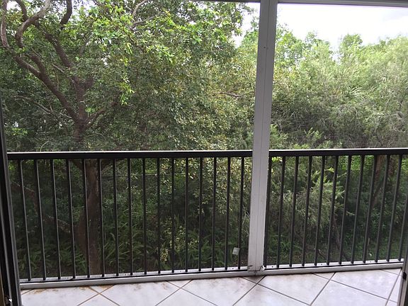 4th image of 900 SW 142nd Ave APT 302L
