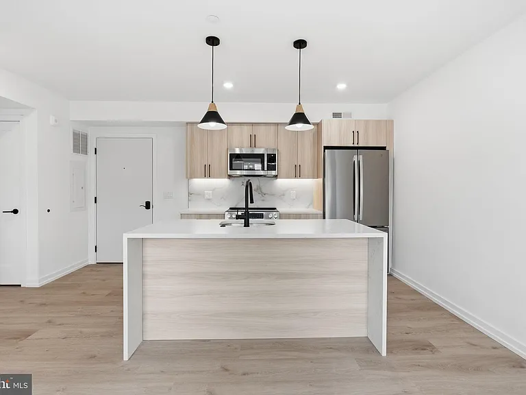 209 New St #5F — Photo 7