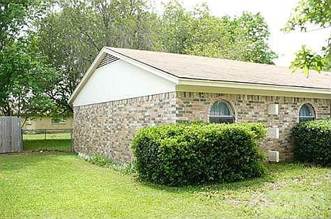 3rd image of 3828 Royal Crest Dr
