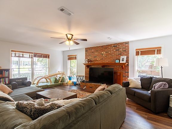 5th image of 2609 Pebblewood Dr