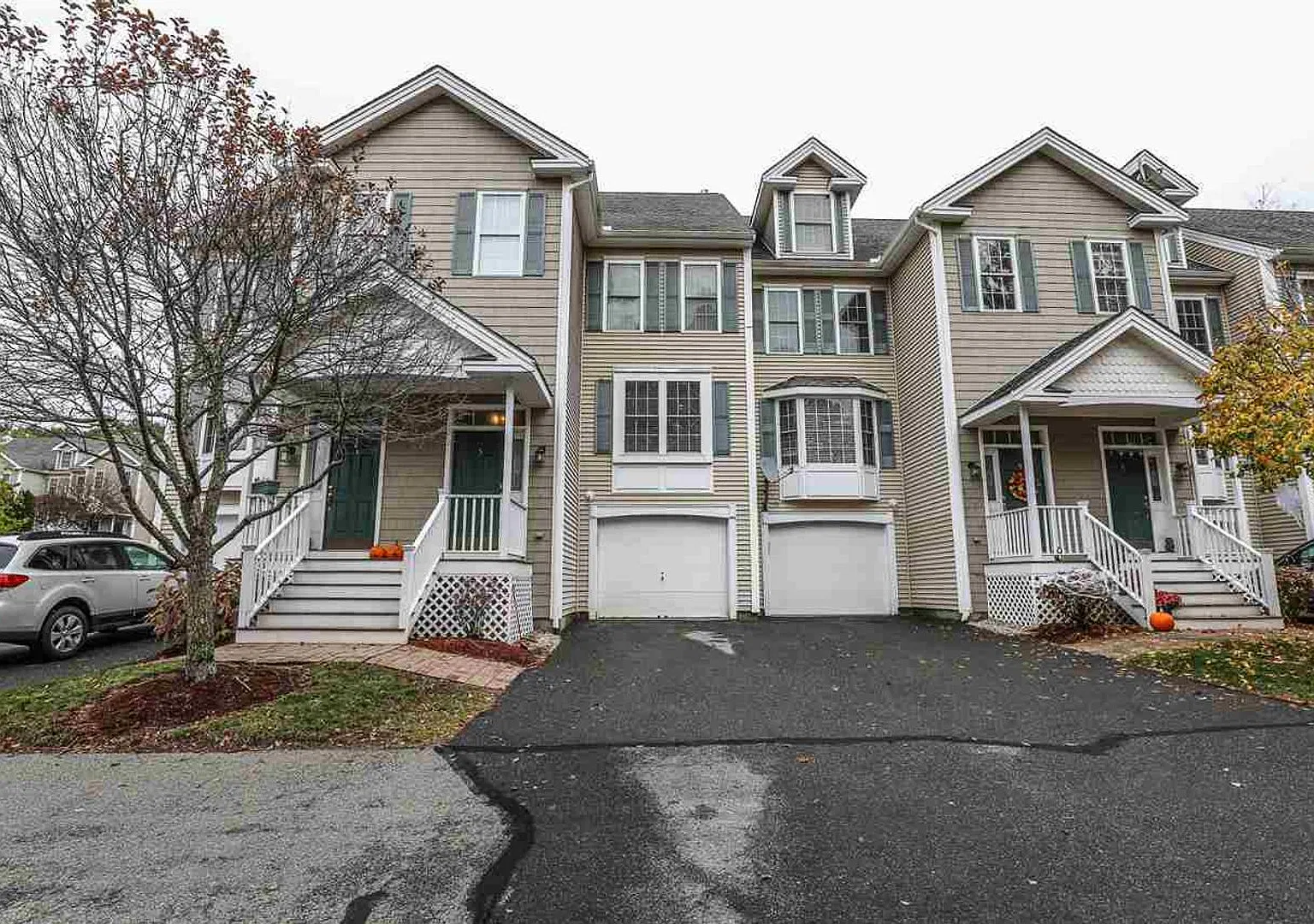 Beautifully and well maintained townhouse in desirable Georgetowne Condo Association. — Photo 1