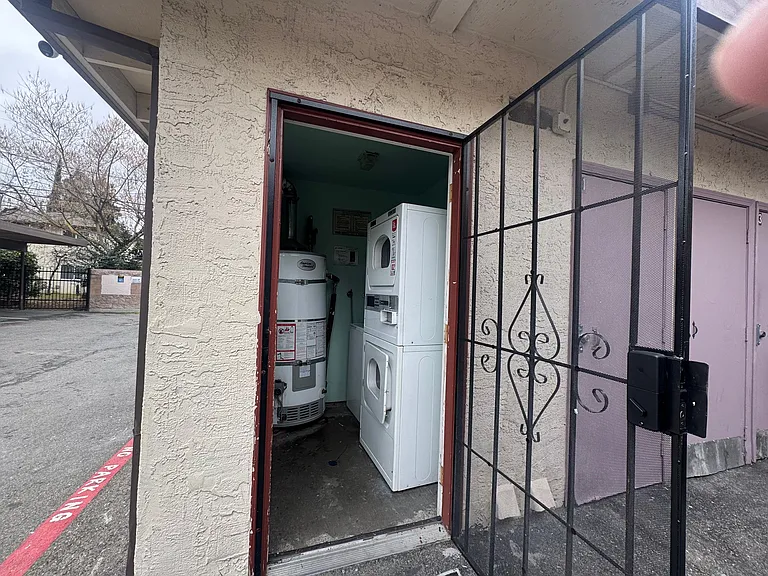 723-721 Menker Ave #2 — Photo 4