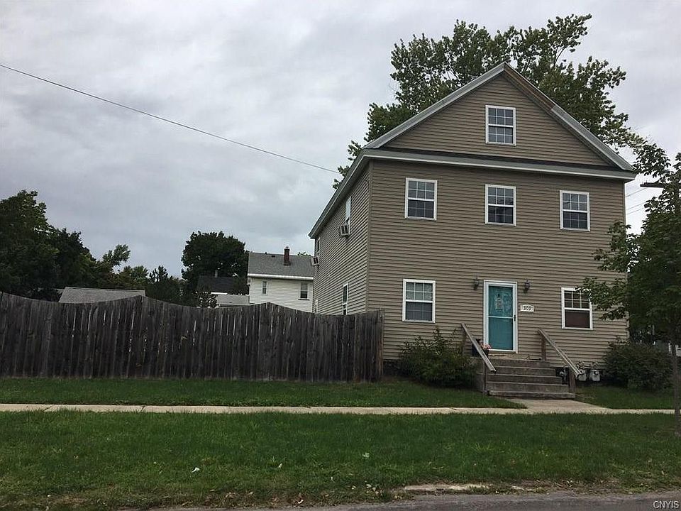 Great neighborhood! 1 block from village pool!