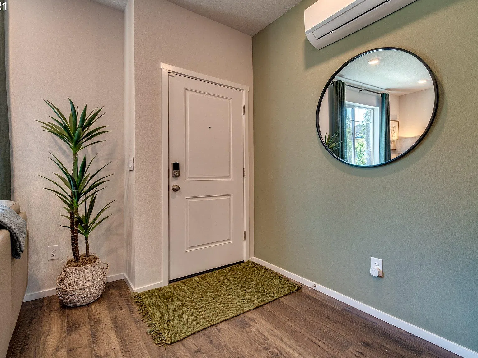 3 bed, 2.5 bath, 1369 sqft, $2,500 — Photo 2