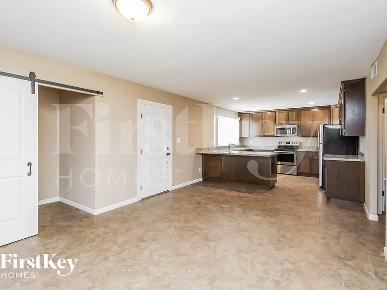 4716 S Kenwood Ln — Photo 7