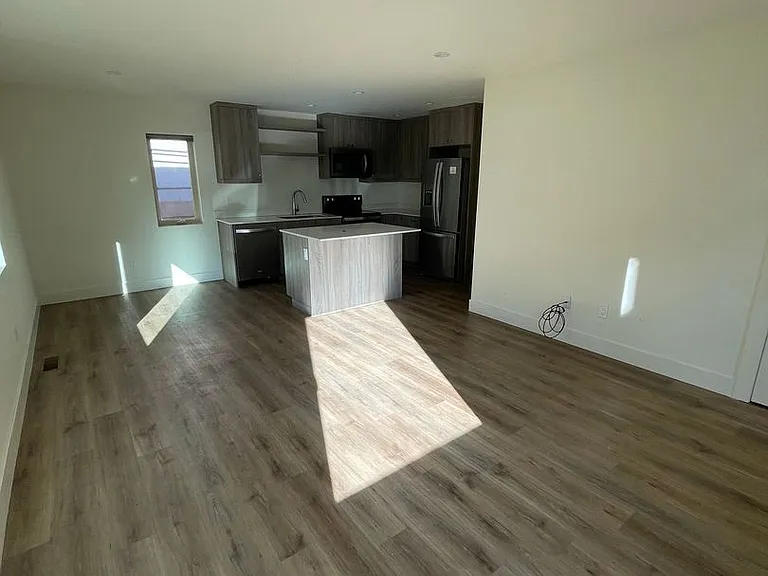 405 Laurel St — Photo 3