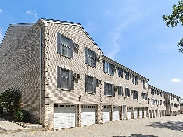 Coventry Square Apartments — Photo 3