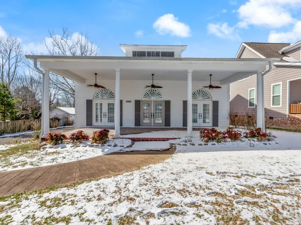 400 W College St, Dickson, TN 37055