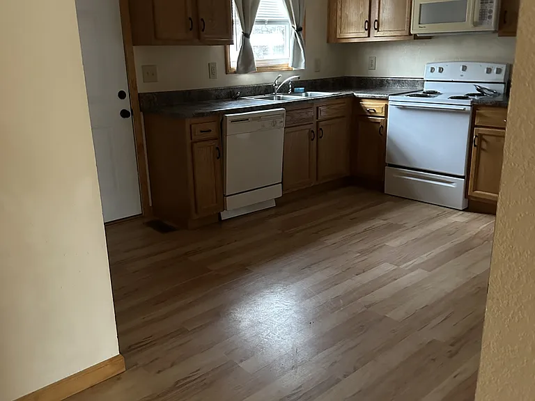 722 Lake Forest Dr #6 — Photo 2