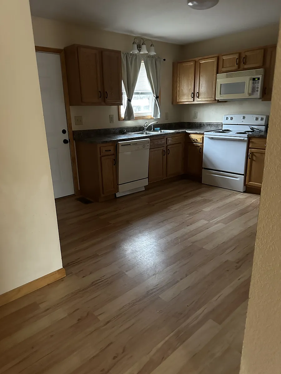 Building Photo - 722 Lake Forest Dr #6
