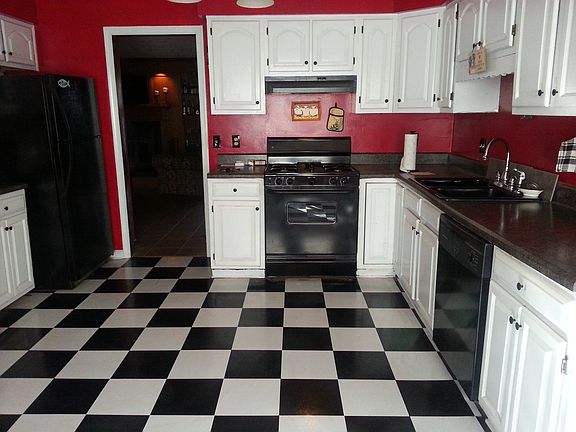Eat-in kitchen