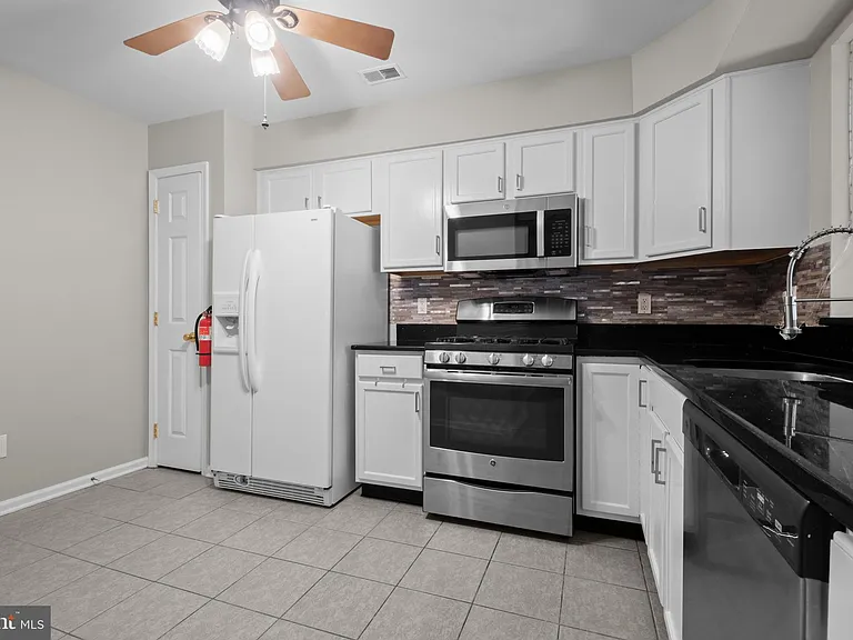 3906 Grenwich Ln — Photo 10