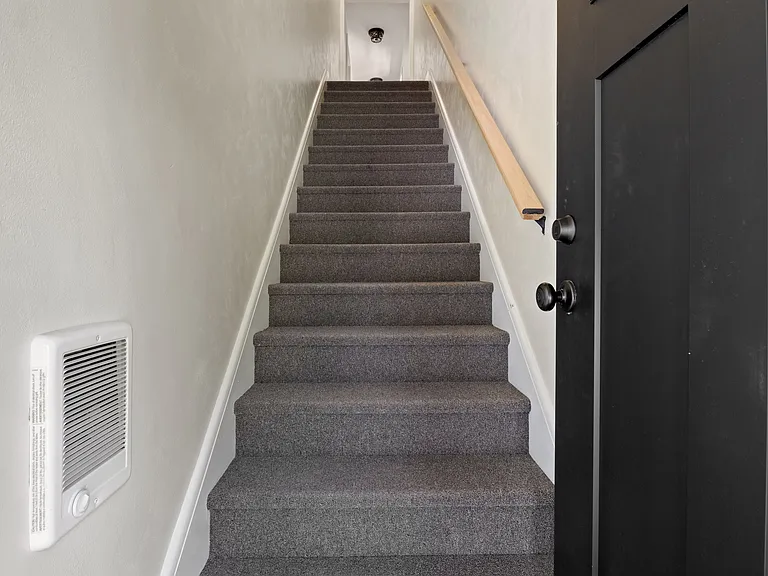 Common (shared) stairway to apartment(s) (2)