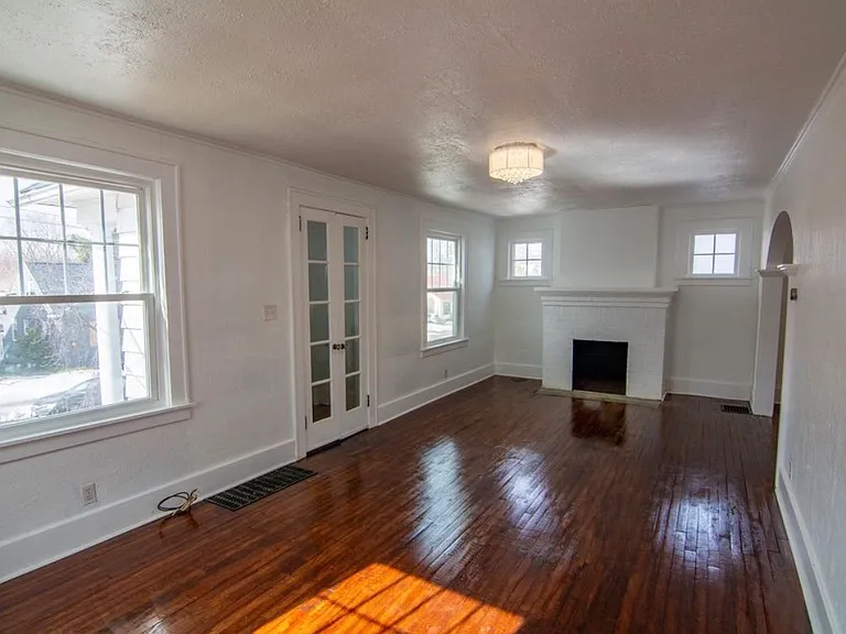 132 Crary Ave — Photo 2