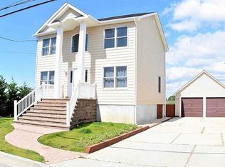 995 Pacific St, Lindenhurst, NY 11757