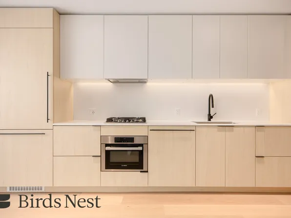 2471 Saint George St #411, Vancouver, BC V5T 3R1