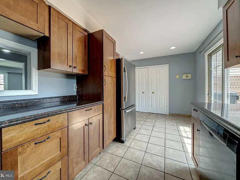 8593 Burlington Ct — Photo 13