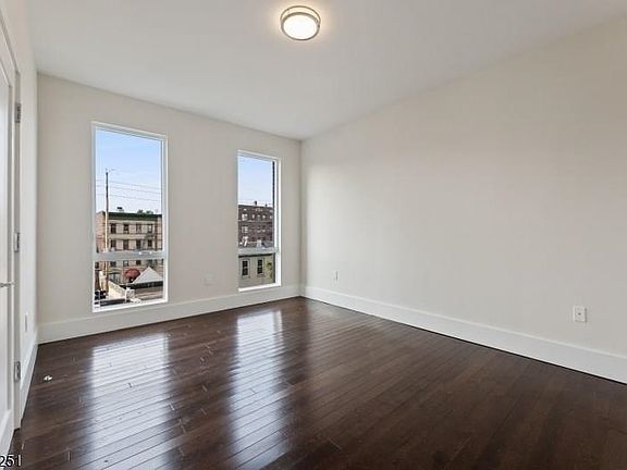 3rd image of 1601 Manhattan Ave #301